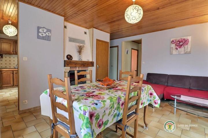 Le coin repas à proximité de la cuisine