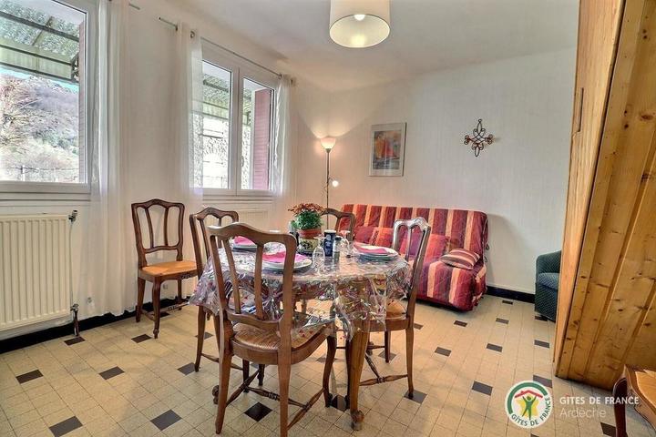 Salon séjour avec canapé et TV