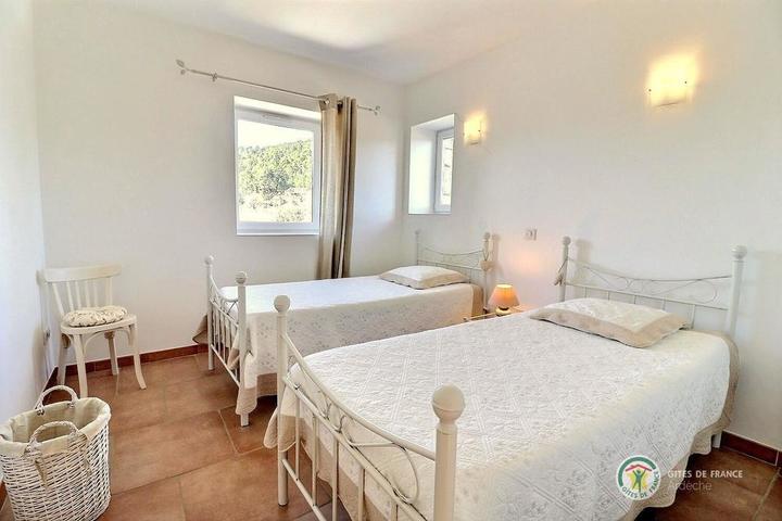 La chambre à l'étage 2 lits en 90 cm