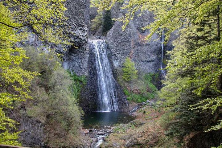 la célèbre cascade du Ray-Pic à côté du gîte