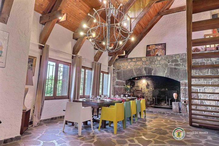 La pièce de vie avec la grande cheminée