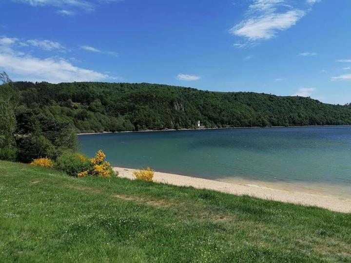 le lac d'issarles à proximité à moins de 3km
