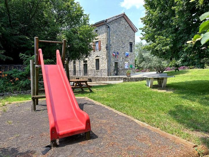 Fabras - Mairie et toboggan ©sourcesetvolcans Fabras - Mairie et toboggan ©sourcesetvolcans