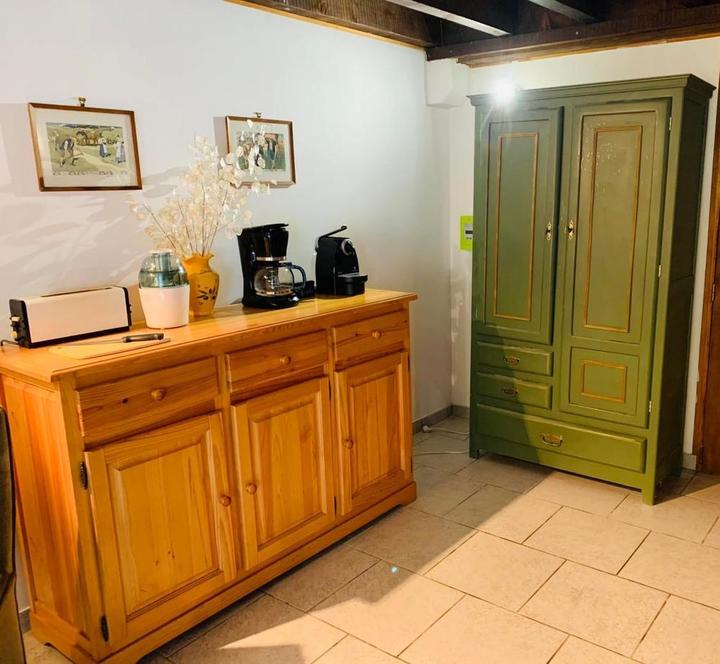 Espace Petit déjeuner et armoire a commissions