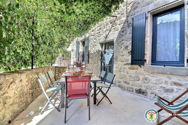 Jolie terrasse sous la vigne vierge