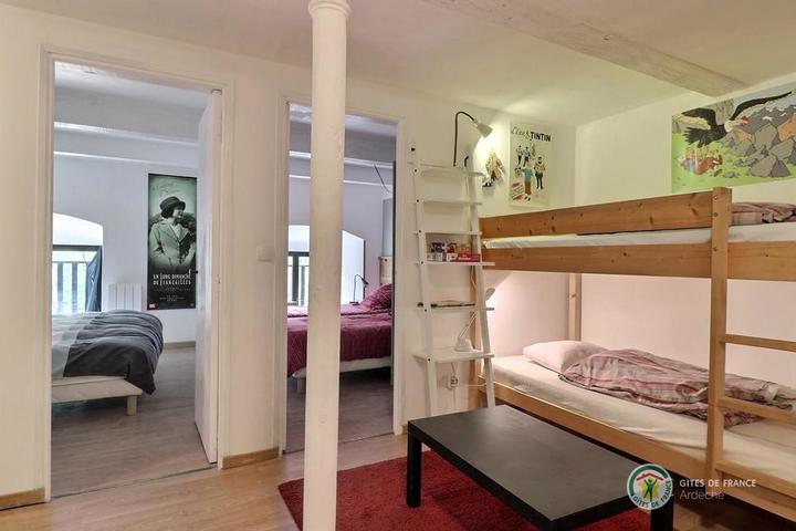 Sur le palier à l'étage 2 lits superposés