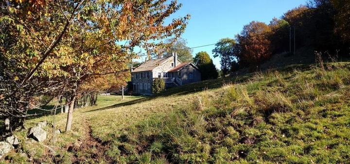 Vue globale de la Redoute à partir des prés appartenants à la propriété