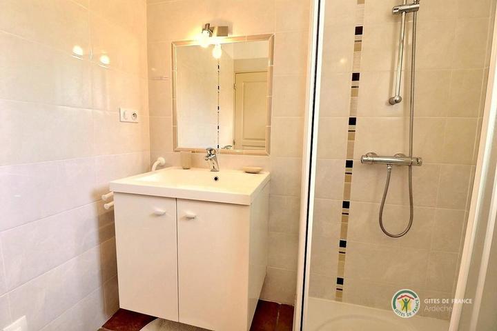 La salle d'eau à l'étage