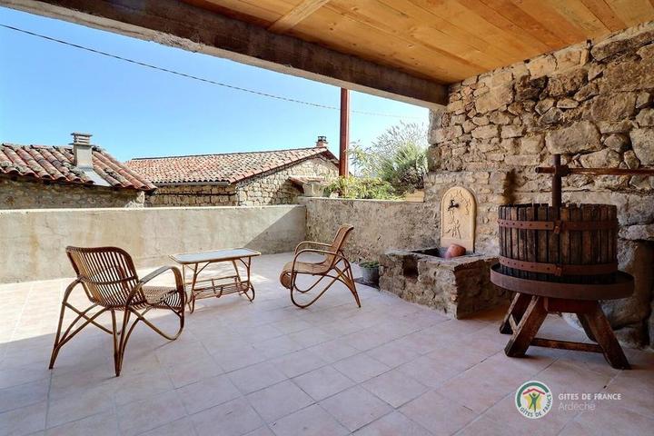 La terrasse couverte (niveau 1) accès à la chambre