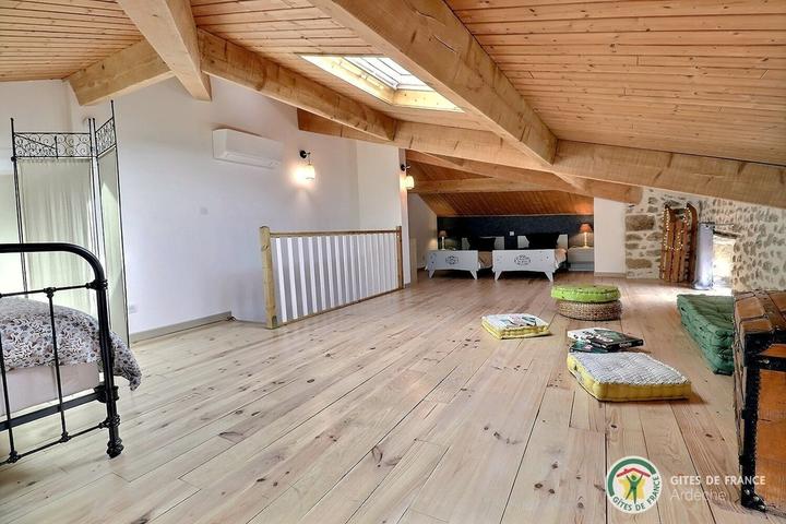 Chambre 3 : dortoir avec 2 lits en 90, lit en 120 et climatisation réversible