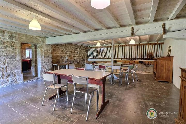 L'espace repas avec au fond l'ancien mangeoire