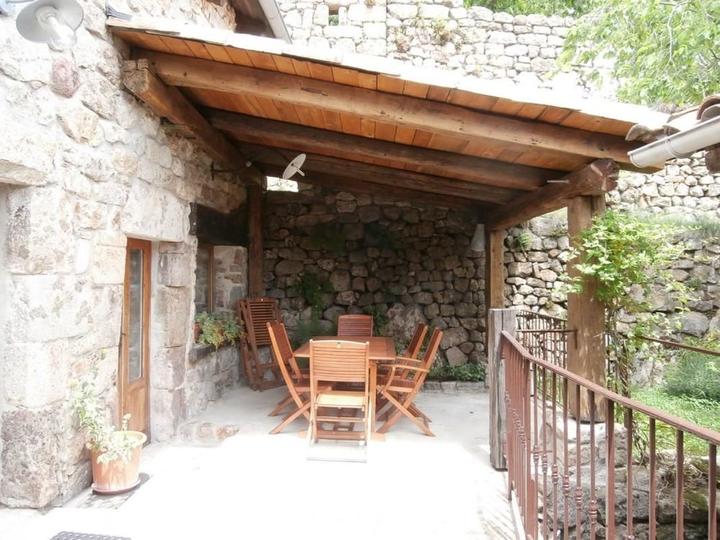 La terrasse à l'arrière du gîte