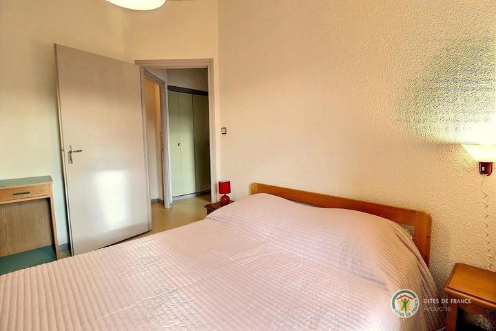 Chambre à l'étage lit en 140 cm