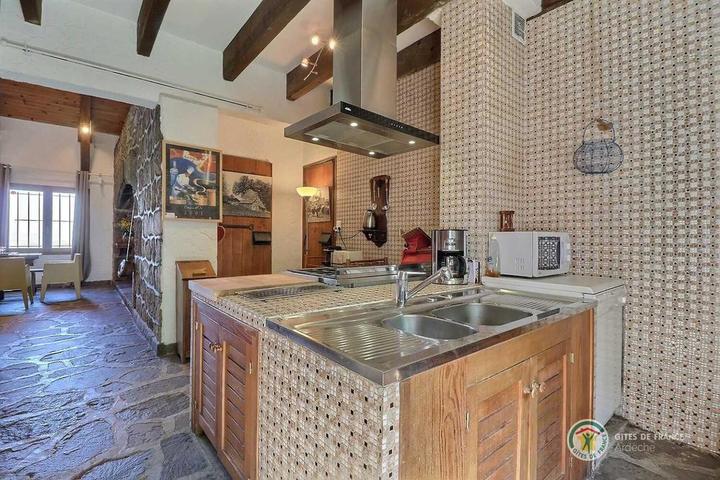 La cuisine ouverte sur le séjour