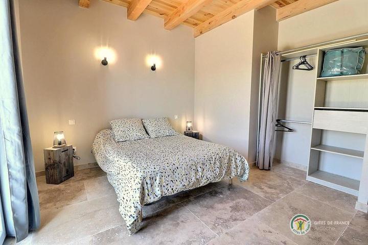 Chambre 1 avec lit en 140 accès terrasse