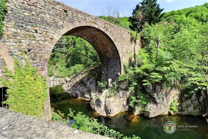 Accès à la rivière et plage privée au Domaine
