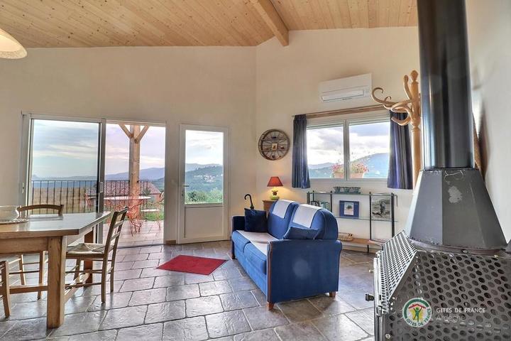 Le salon au coin du poêle à bois