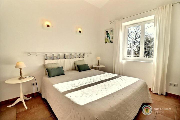 Chambre au rez-de-chaussée avec salle d'eau privative