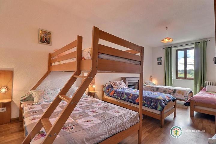 Chambre avec 4 lits de 90 et 1 lit de 140