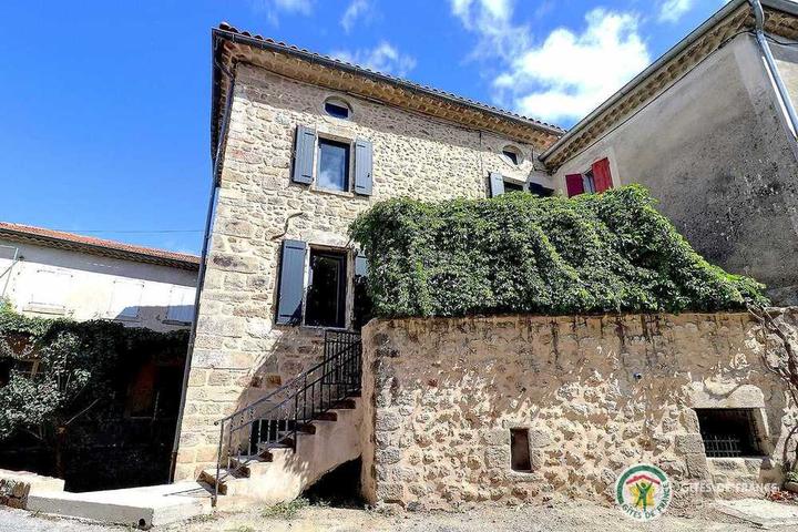 Maison en pierres au coeur du village, avec terrasse et petit jardinet