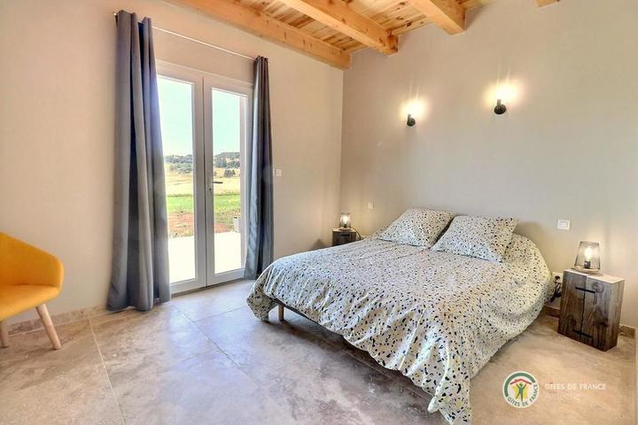 Chambre 1 avec lit en 140 accès terrasse