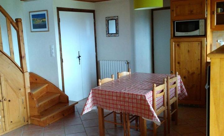 Cuisine ouverte intégrée à la pièce à vivre avec dans sa continuité la salle de bains. Escalier pour accéder aux chambres.