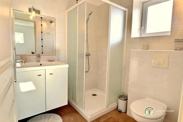 La salle d'eau à l'étage