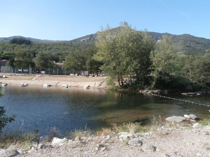 plan d'eau en bordure de propriété accès direct à partir du jardin
