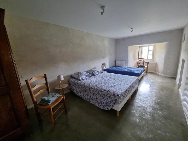 Chambre 4 niveau inférieur, fenêtre avec vue.