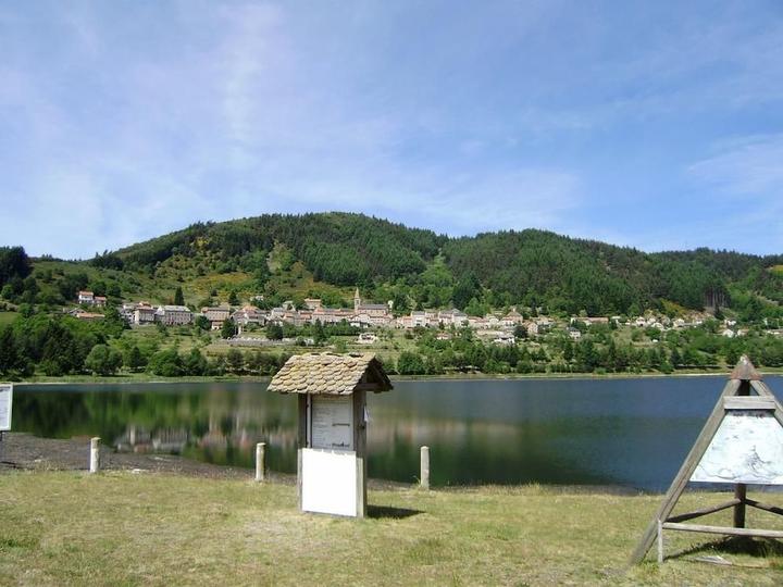 lac de St Martial à 1.2 km du gite