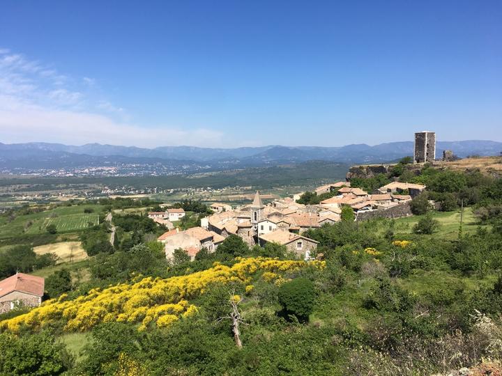 Vue sur le village de Mirabel et sa tour Vue sur le village de Mirabel et sa tour
