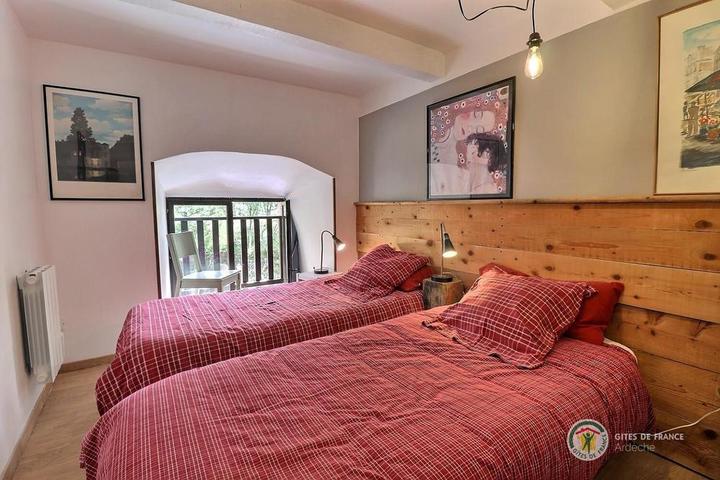 La chambre à l'étage avec 2 lits de 90 cm