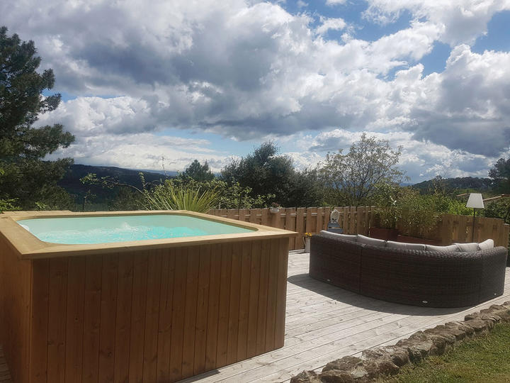 Espace bain nordique (37°C) en option.
Ouvert toute l'année. (En option)