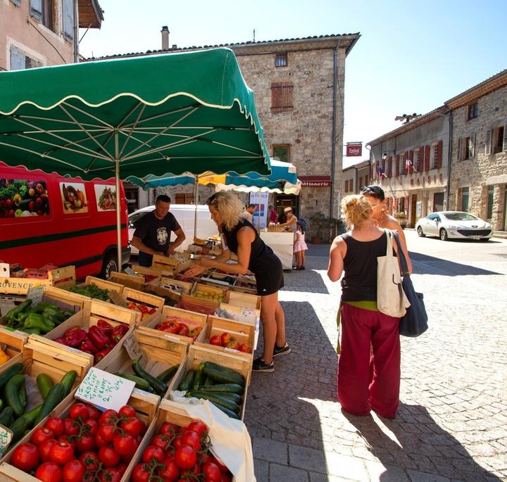 Burzet - Marché du mercredi matin ©S.BUGNON Burzet - Marché du mercredi matin ©S.BUGNON