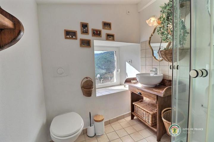 Salle d'eau à l'étage avec douche multi-jets