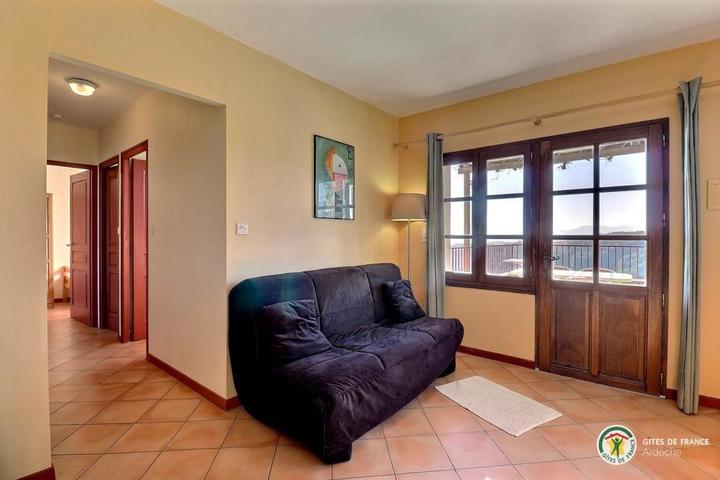 Salle de séjour et couloir vers chambres