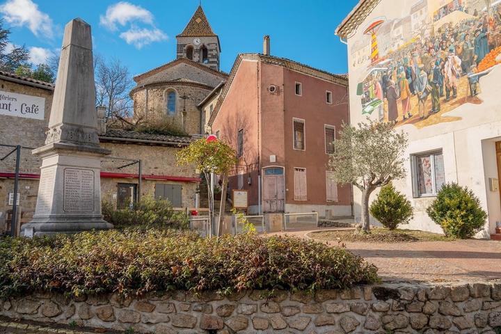 Meyras - fresque de la Saint Blaise et église ©sourcesetvolcans Meyras - fresque de la Saint Blaise et église ©sourcesetvolcans