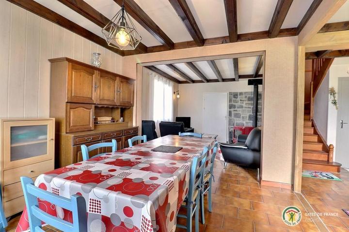 Séjour avec grande table pour se réunir