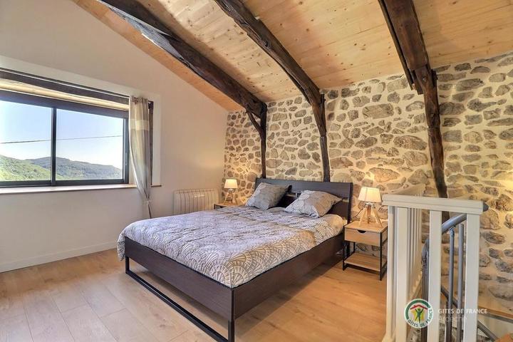 La chambre(3e étage) avec salle d'eau et toilettes privatives