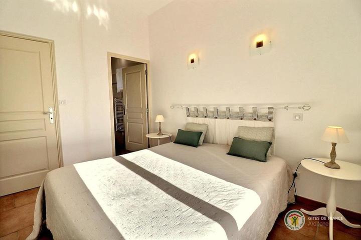 Chambre au rez-de-chaussée avec salle d'eau privative