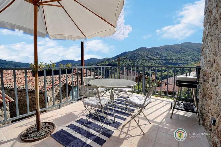 La terrasse (niveau 2) avec accès à la pièce de vie