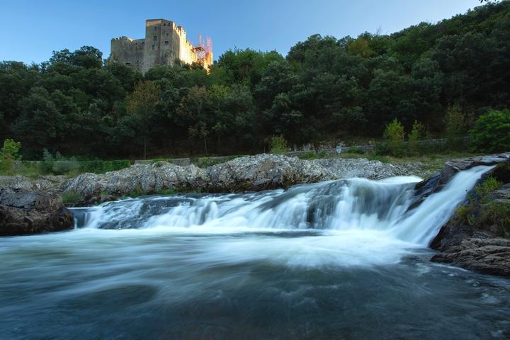 Meyras - Le Château de Ventadour et la Fontaulière ©Simon BUGNON Meyras - Le Château de Ventadour et la Fontaulière ©Simon BUGNON