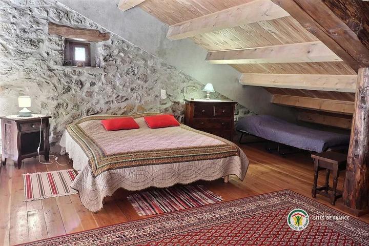 Chambre sur mezzanine lit 160 et lit d'appoint