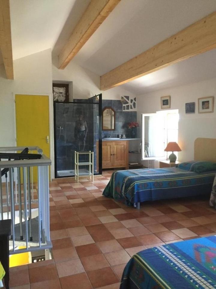 Chambre avec douche et WC séparés à l'étage