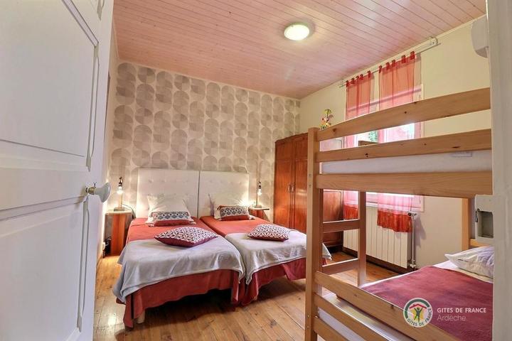 La chambre deux lits et lits superposés