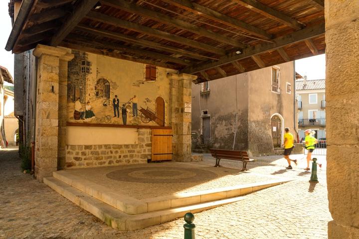 Thueyts - Place couverte - Marché aux cocons ©S.BUGNON Thueyts - Place couverte - Marché aux cocons ©S.BUGNON