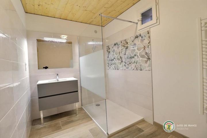 La salle d'eau à l'étage