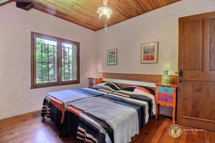 Chambre à l'étage 2 lits de 90 cm