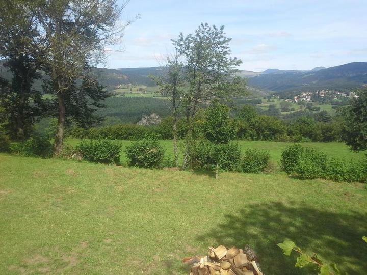 jardin commun et vue sur le village du lac d'issarlès