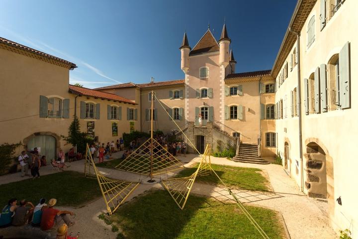 Jaujac - Installation du Pavillon Fuller à la Maison du Parc ©S.BUGNON Jaujac - Installation du Pavillon Fuller à la Maison du Parc ©S.BUGNON